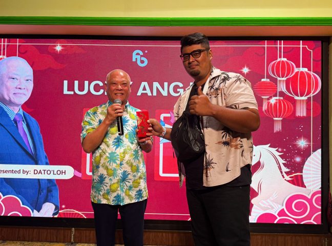DATO LOH PRESENT GIFT TO LUCKY DRAW WINNER